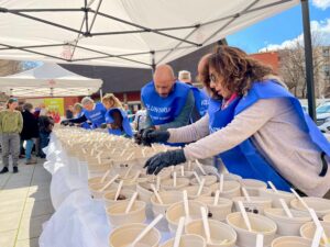 Èxit de la primera Escudellada Popular solidària a Girona