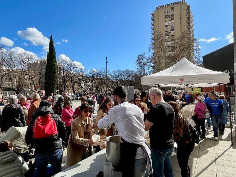 Èxit de la primera Escudellada Popular solidària a Girona